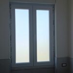 Finestra PVC bianca — installazione bagno