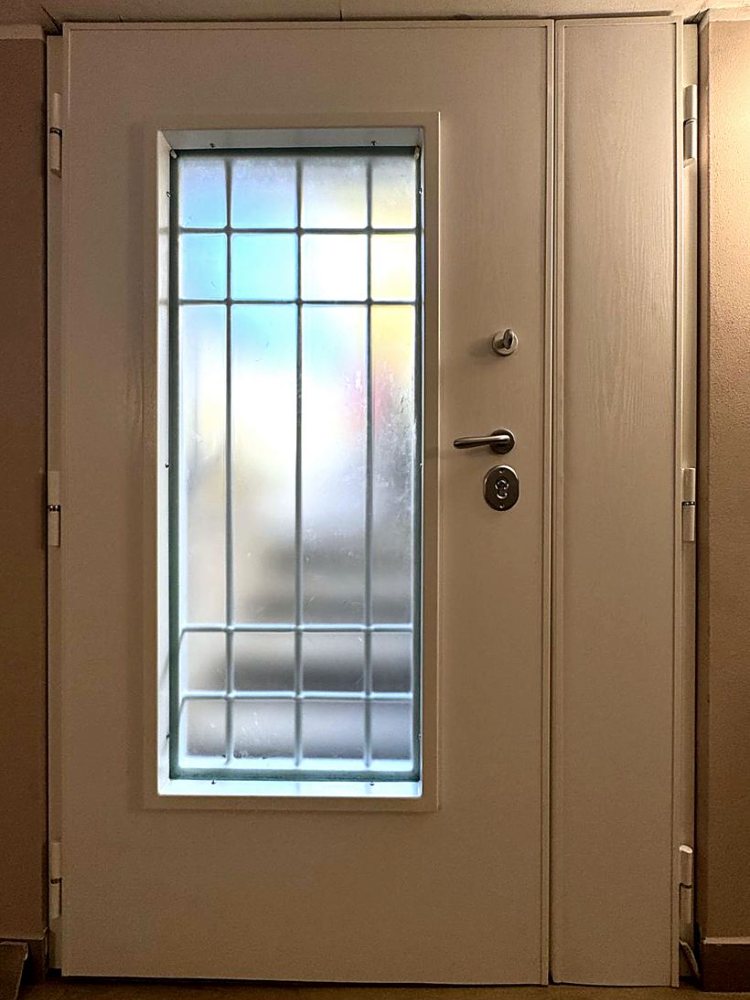 Porta blindata bianca con vetro antisfondamento e inglesina - Gruppo Tenko